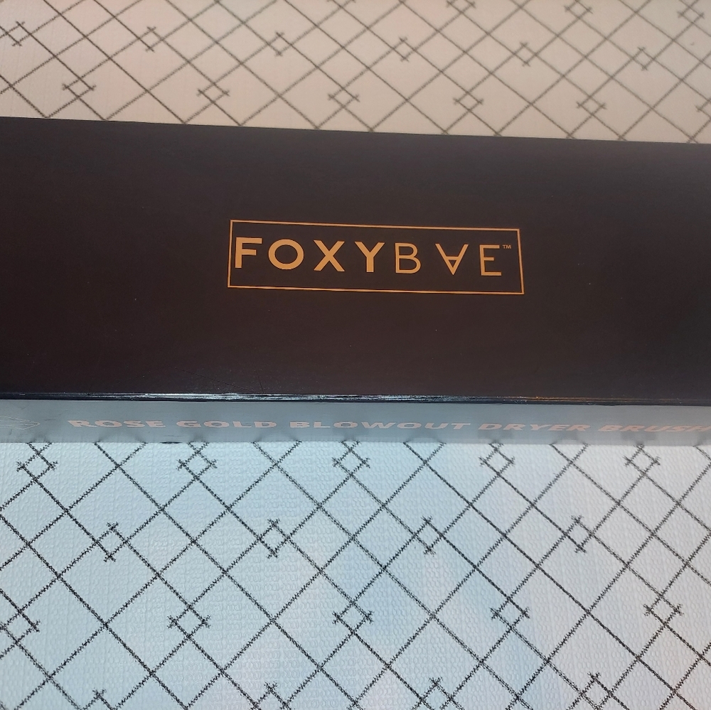 FoxyBae Black & Rose Gold Hot Air Round Brush - Volumizing Hair Styler - Picture 2 of 6